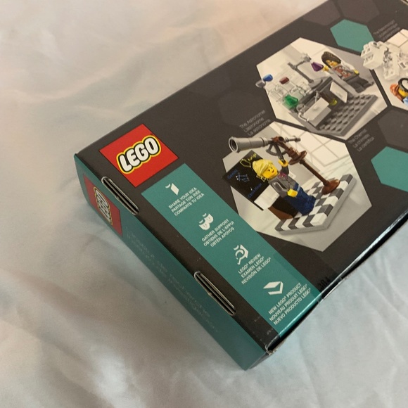 NWT‎ Lego 21110 Research Institute - Picture 4 of 5